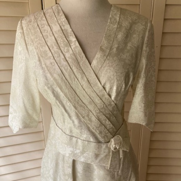 Vintage Ivory Satin Wedding Gown - Picture 9 of 16